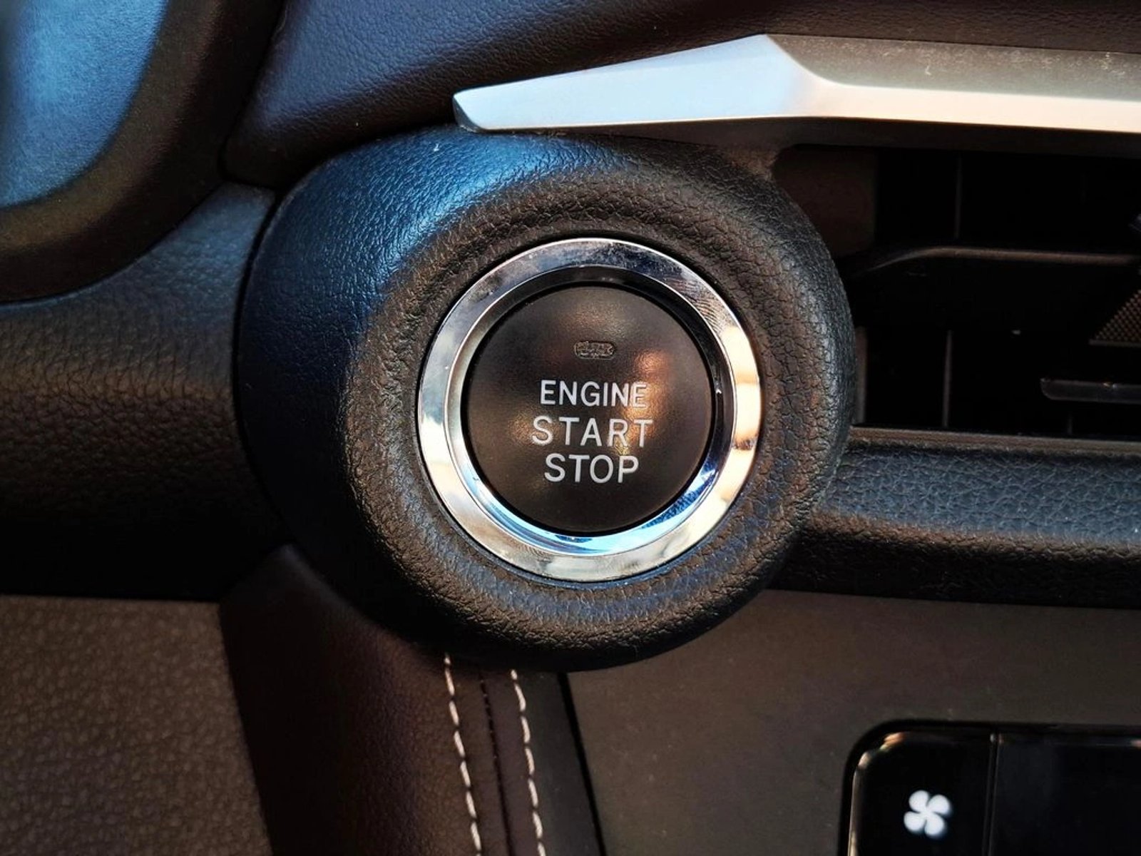Toyota YARIS 1.5 SEDAN E MECÁNICO 2023 - Imagen 18 de 20