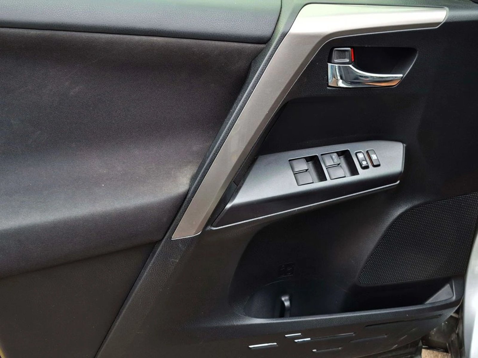 Toyota RAV4 2.0 SÚPER LUJO AUT 4X2 2019 - Imagen 11 de 20