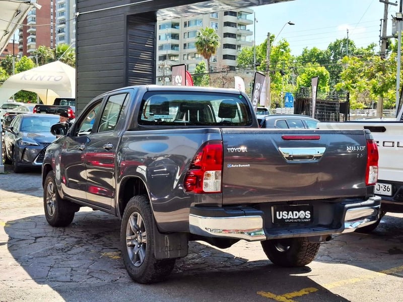 Toyota HILUX 2.4 SR 4X2 MT 2023 - Imagen 10 de 20