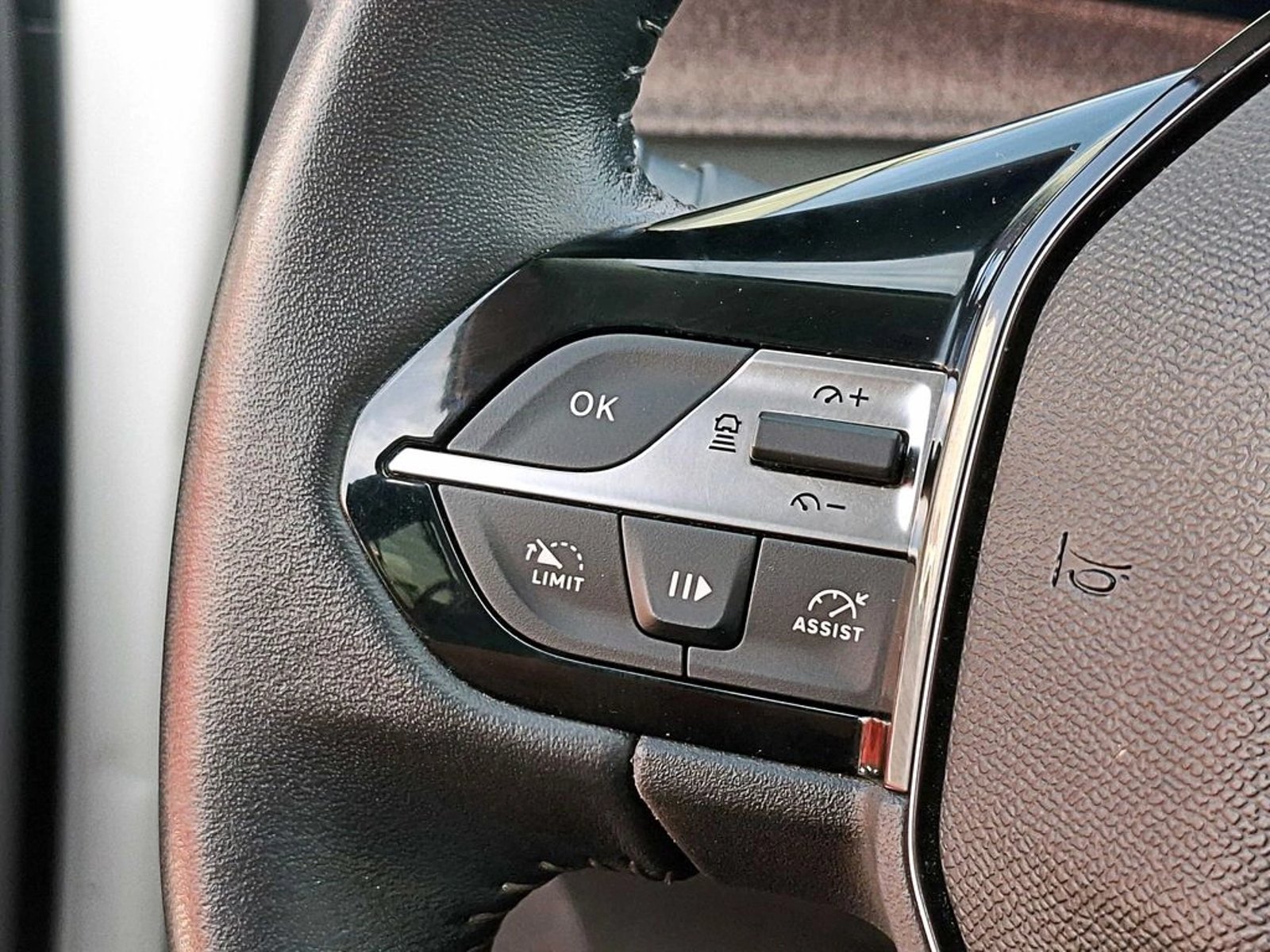 Peugeot 308 1.5 ALLURE PACK BLUEHDI 130 AT 2023 - Imagen 13 de 17