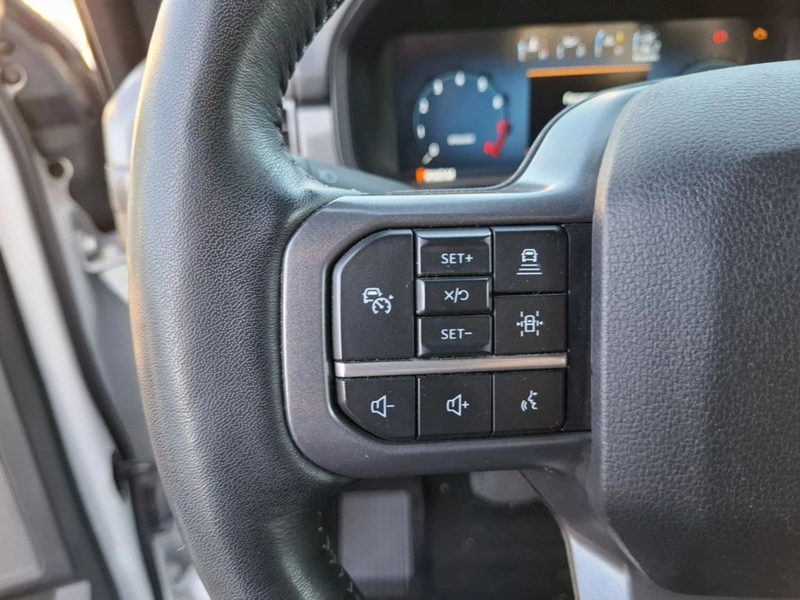 Ford F-150 LARIAT BLACK 4X4 5.0 2025 - Imagen 16 de 20