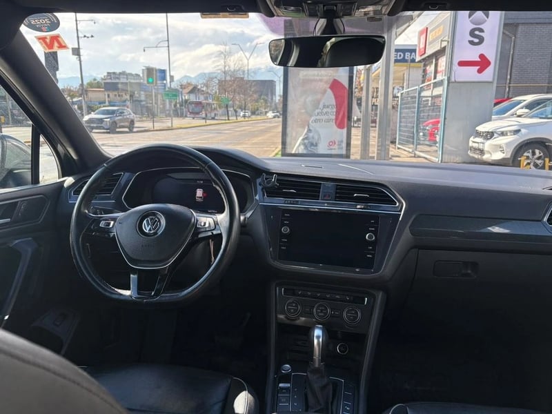 Volkswagen TIGUAN 2.0 TDI COMFORTLINE 4M 5P AT 4X4 DIESEL 2019 - Imagen 8 de 13