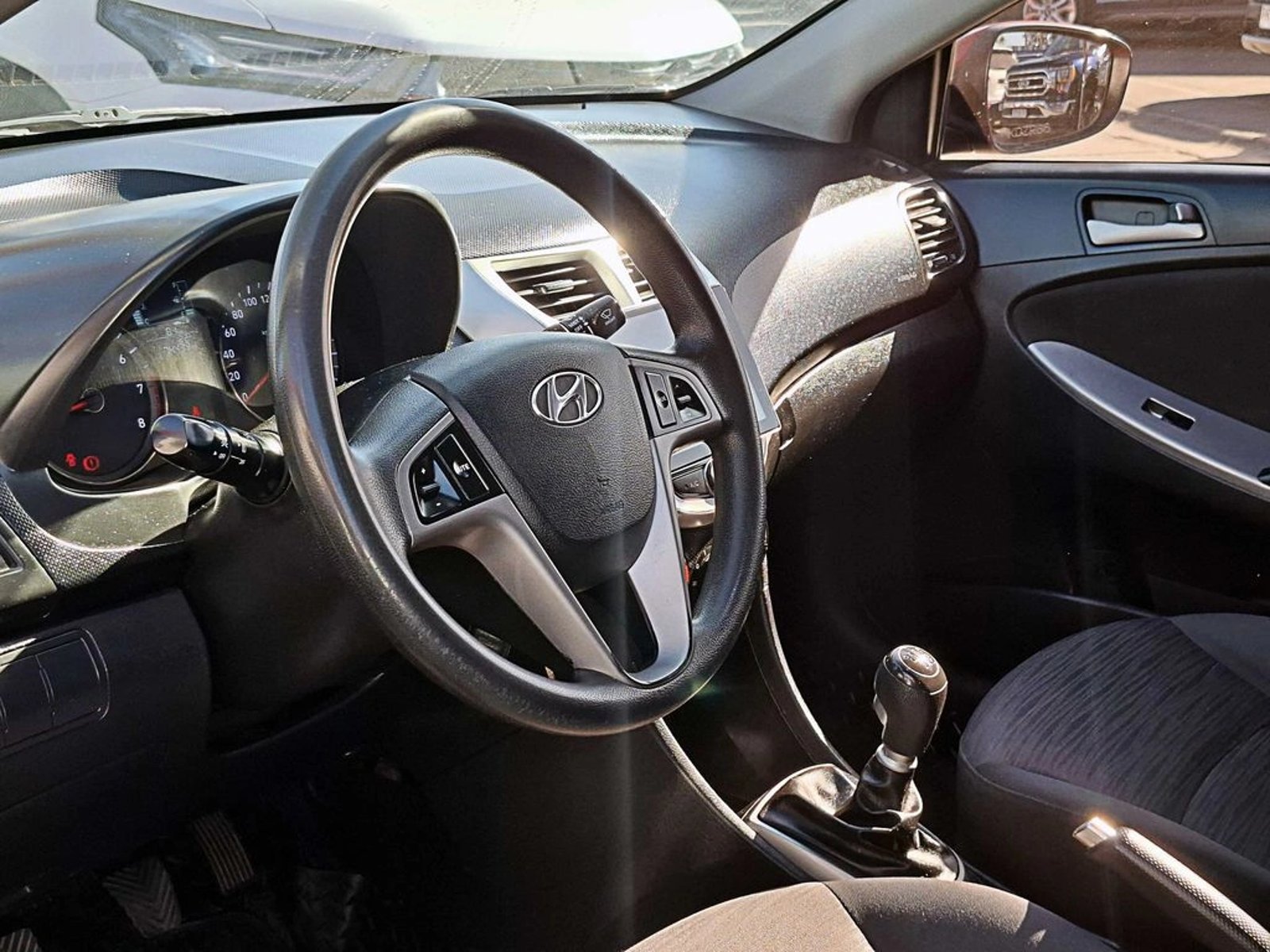 HYUNDAI ACCENT 1.4 GL MT 4X2 2018 - Imagen 9 de 17