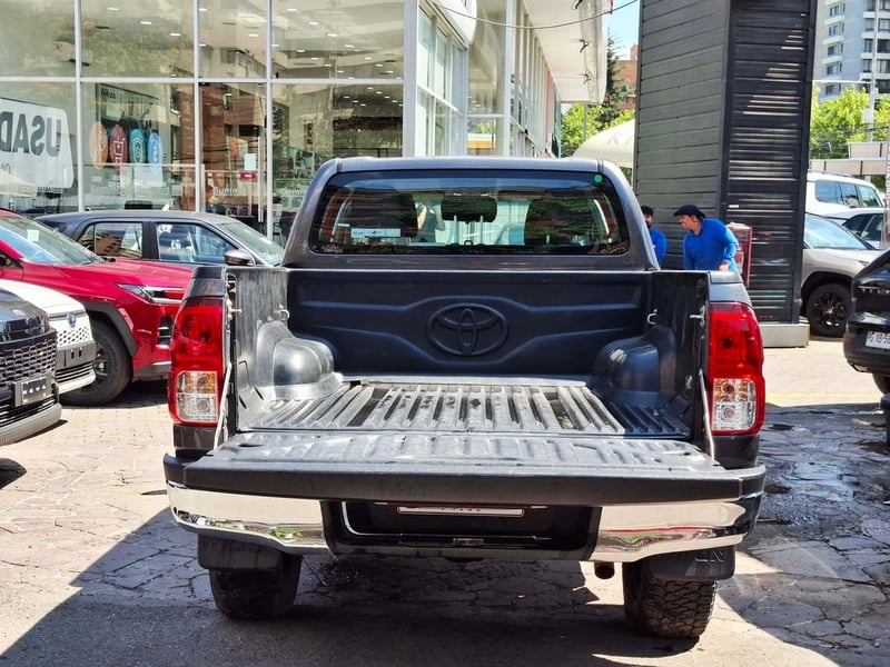 Toyota HILUX 2.4 SR 4X2 MT 2023 - Imagen 9 de 20