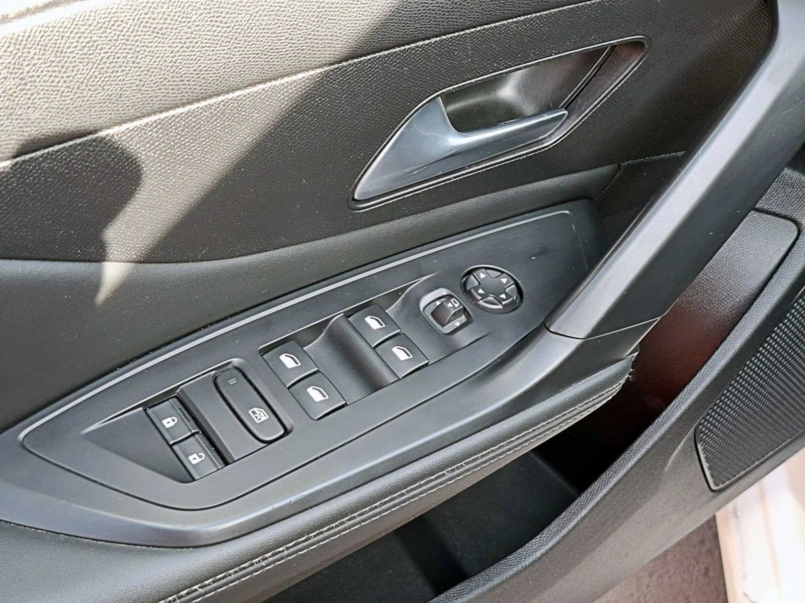 Peugeot 308 1.5 ALLURE PACK BLUEHDI 130 AT 2023 - Imagen 10 de 17