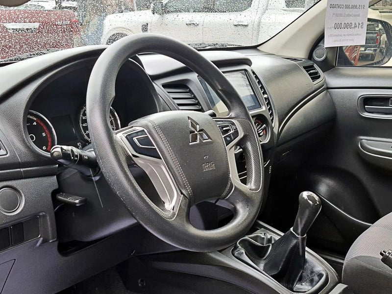Mitsubishi L200 2.4 TD WORK CR WF MT 4X2 DIESEL 2022 - Imagen 12 de 14