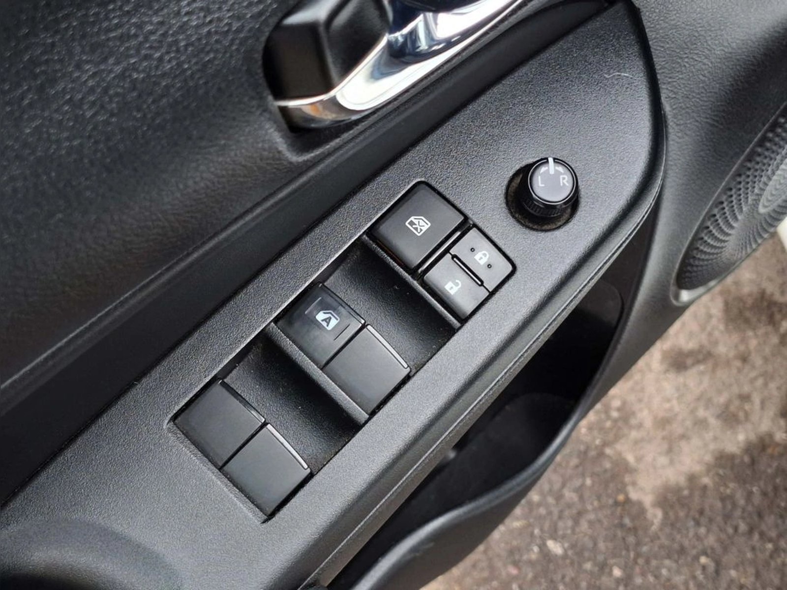 Toyota YARIS SEDAN 1.5 2022 - Imagen 12 de 20