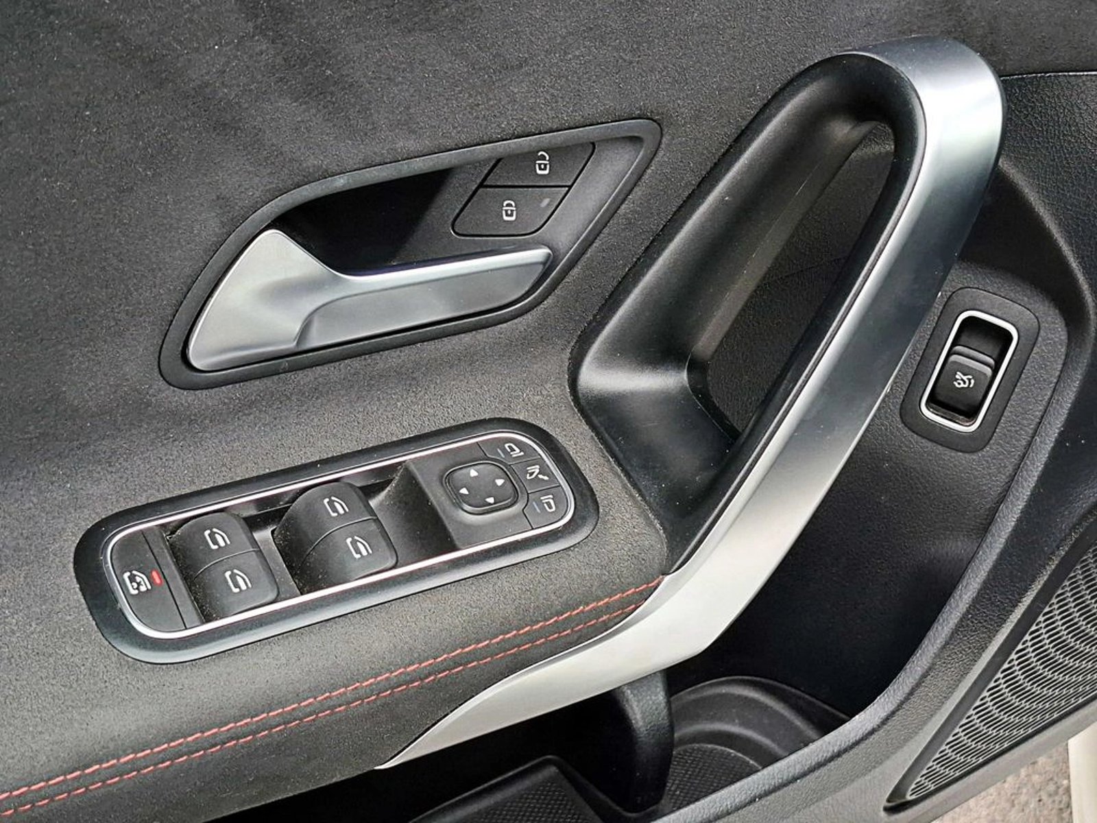 Mercedes-Benz A 250 2.0 AMG LINE 4X2 HB AT 5P 2023 - Imagen 9 de 18