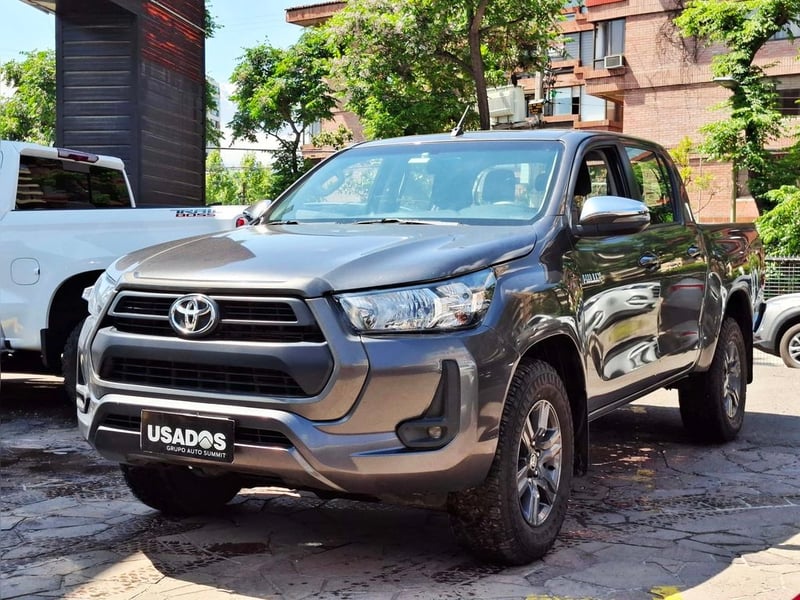 Toyota HILUX 2.4 SR 4X2 MT 2023