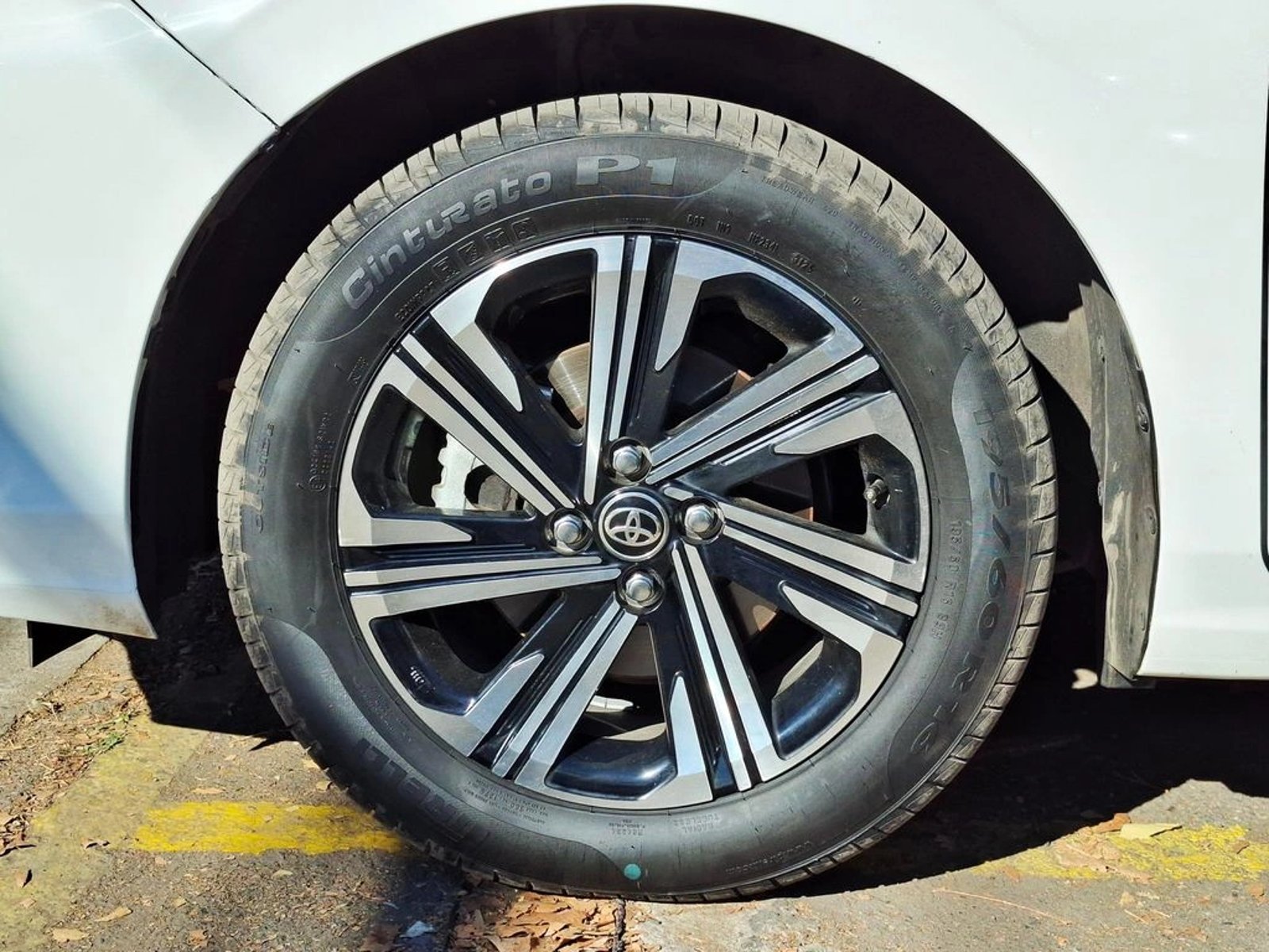 Toyota YARIS 1.5 SEDAN E MECÁNICO 2023 - Imagen 6 de 20