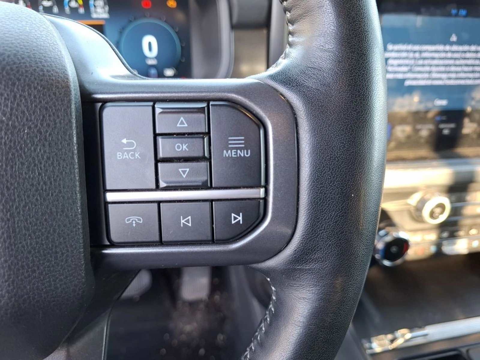 Ford F-150 LARIAT BLACK 4X4 5.0 2025 - Imagen 17 de 20