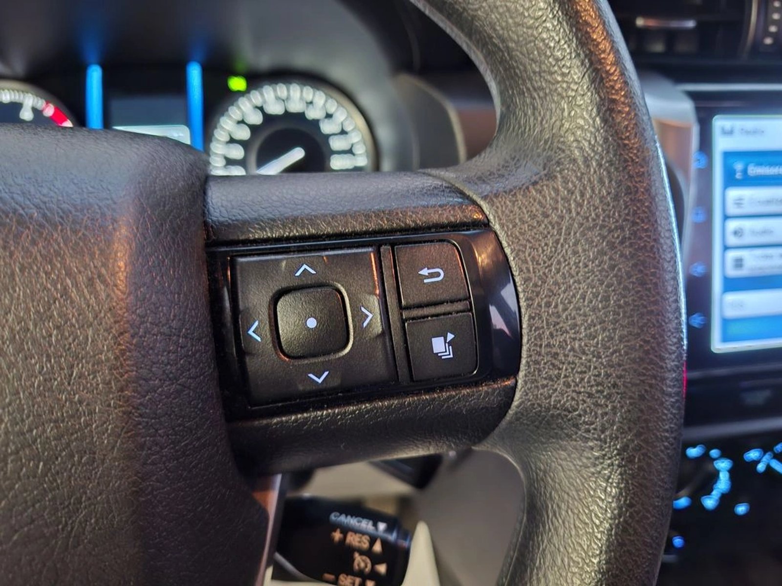 TOYOTA FORTUNER 2.8 SR5 TDI MT 4X4 DIESEL 2024 - Imagen 16 de 20