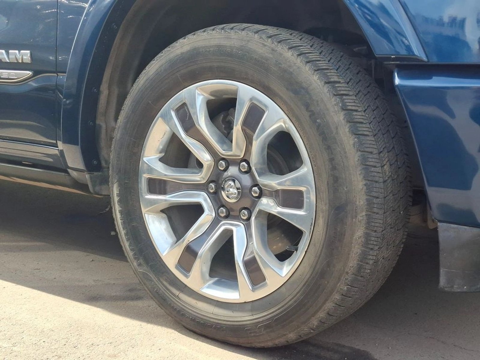 RAM 1500 5.7 CREW CAB LIMITED AT 4X4 2022 - Foto 5 de 19