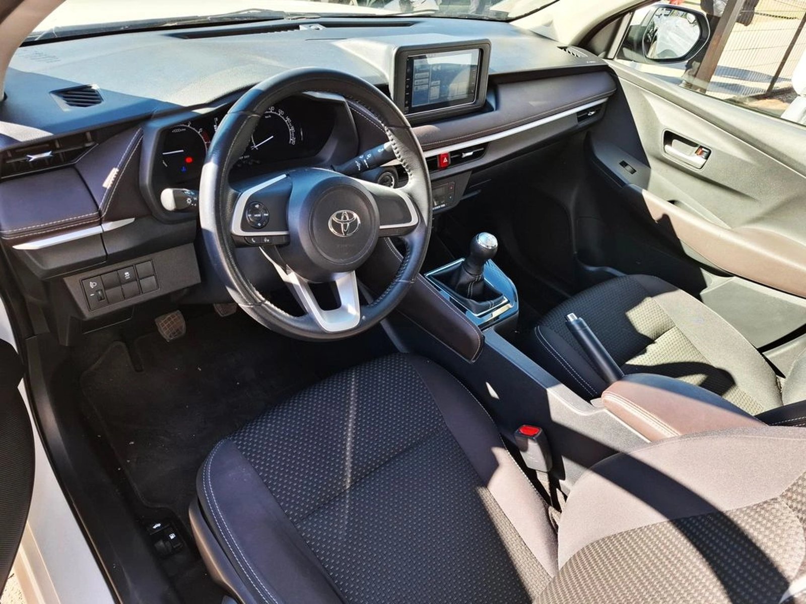 Toyota YARIS 1.5 SEDAN E MECÁNICO 2023 - Imagen 15 de 20