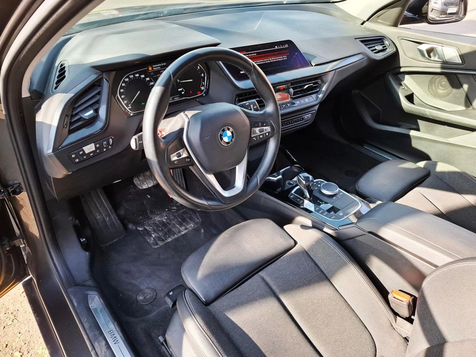 BMW 118 1.5 2021 - Imagen 18 de 20