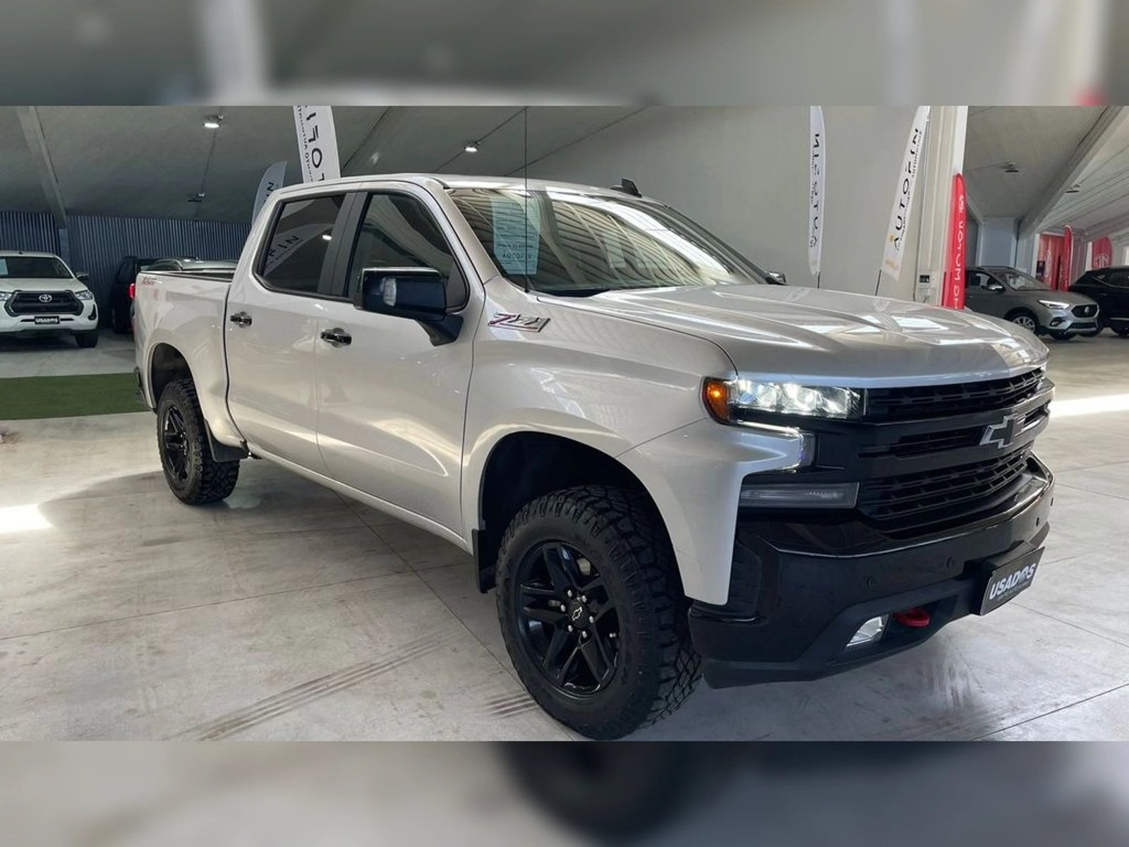 Chevrolet SILVERADO 5.3 LT TRAILBOSS Z71 4X4 AT 4P 2022 - Foto 3 de 14
