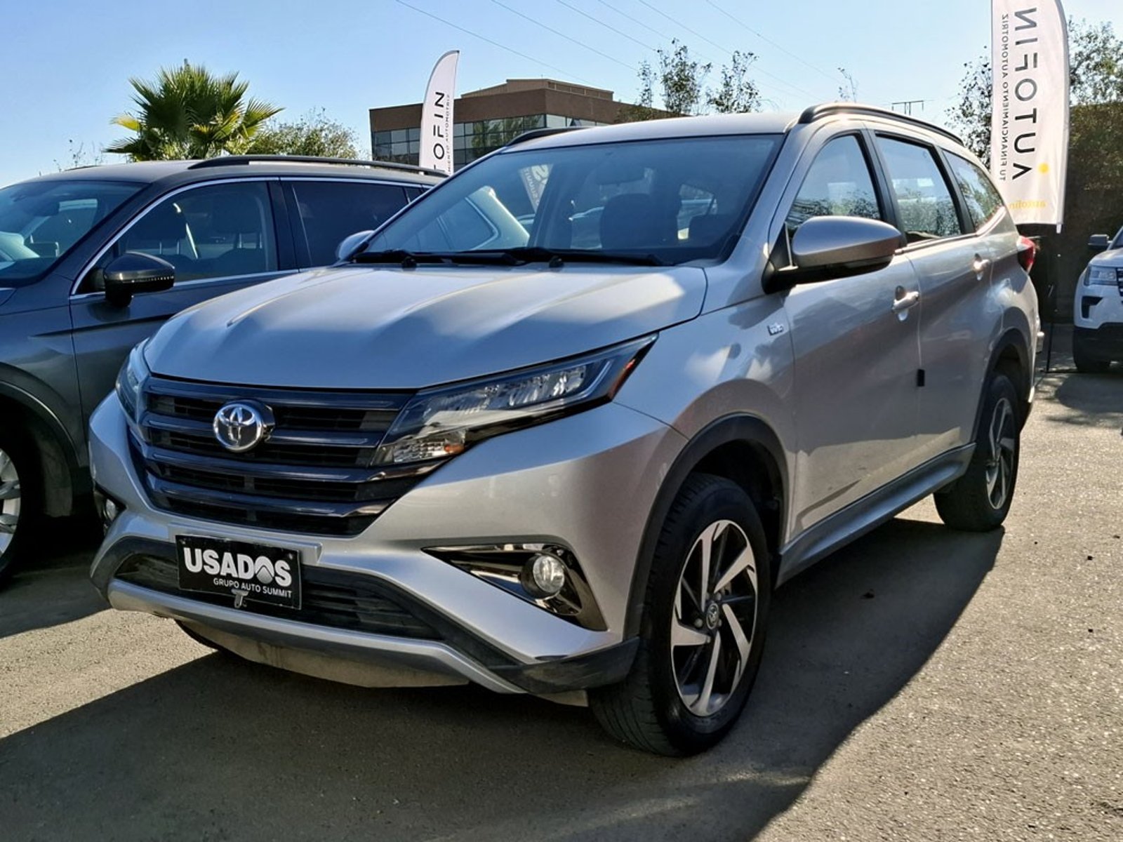 Toyota RUSH 1.5 XLI 4X2 MT 5P 2022 - Foto 2 de 20
