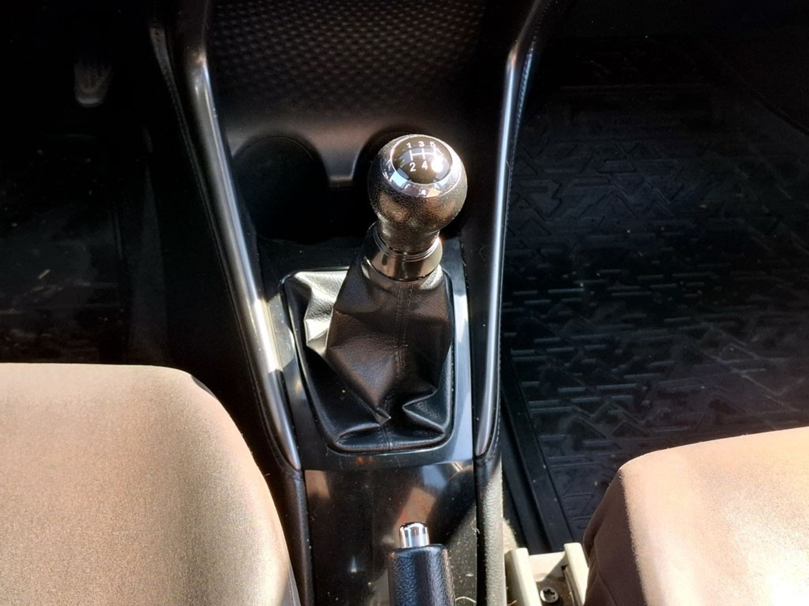 TOYOTA YARIS 1.5 GLI E 4X2 MT 4P 2022 - Imagen 16 de 19