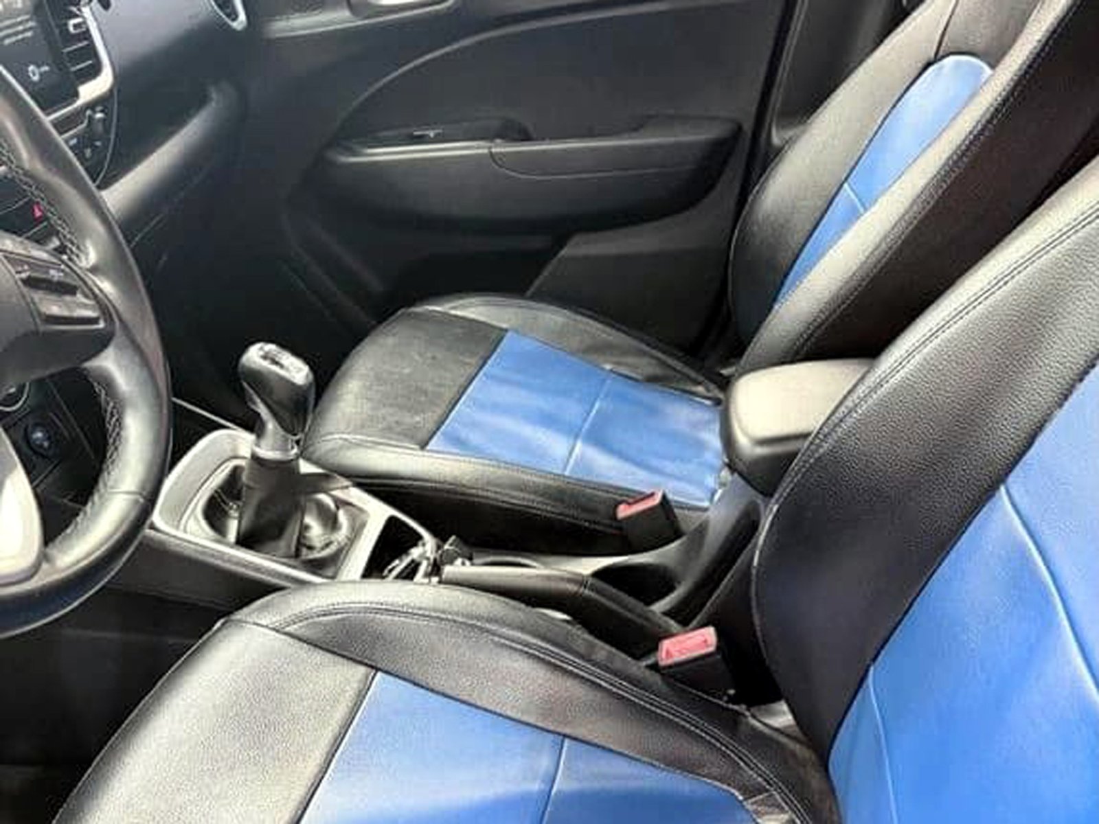 HYUNDAI VENUE 1.6 QX PLUS 4X2 MT 5P 2021 - Imagen 8 de 11