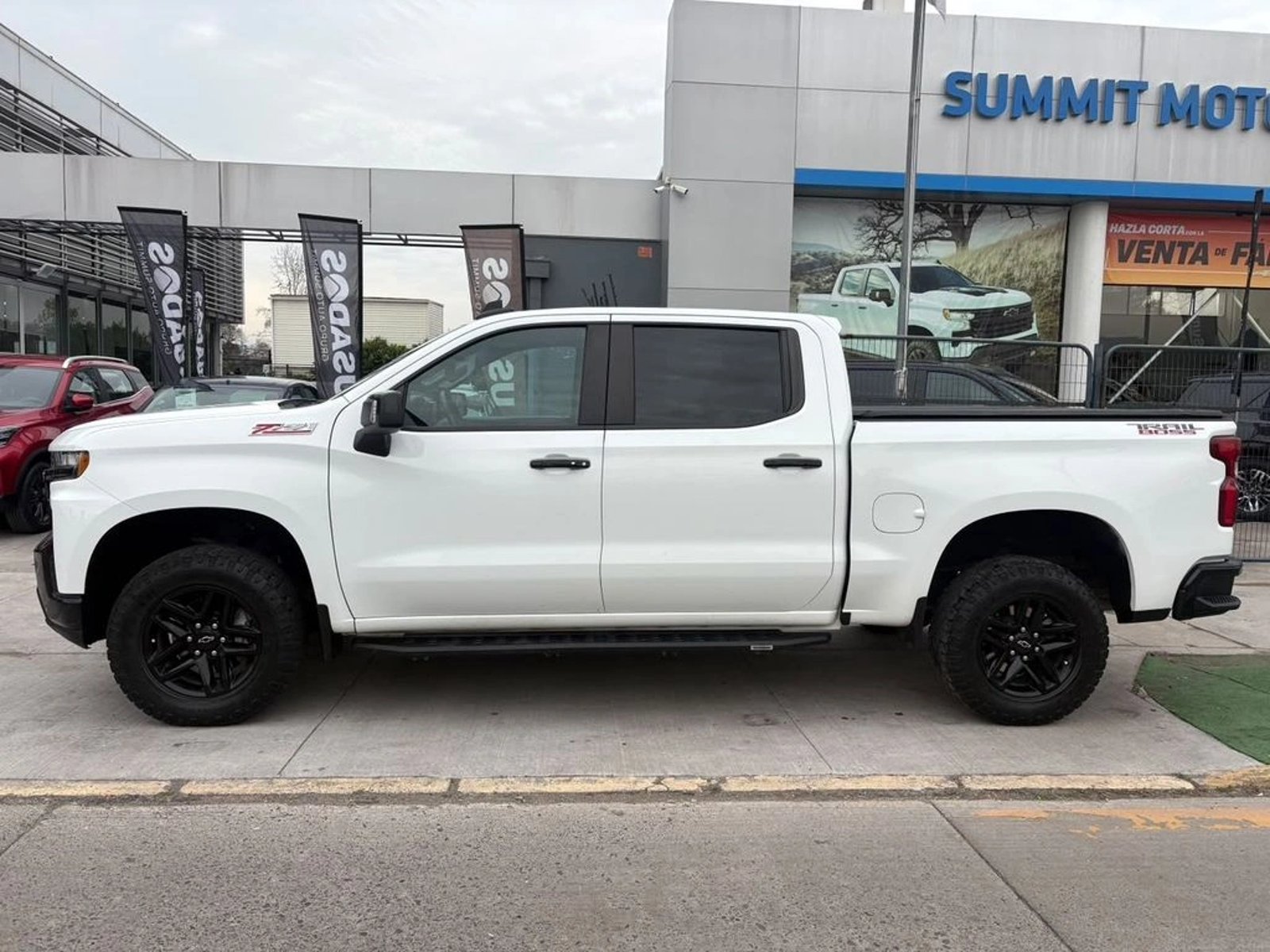 Chevrolet SILVERADO 5.3 LT TRAILBOSS Z71 4X4 AT 4P 2022 - Foto 3 de 11