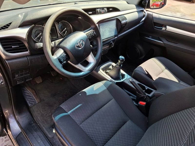 Toyota HILUX 2.4 SR 4X2 MT 2023 - Imagen 16 de 20