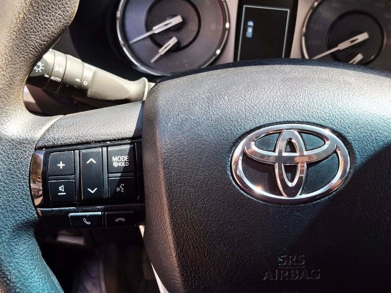 Toyota HILUX 2.4 SR 4X2 MT 2023 - Imagen 18 de 20