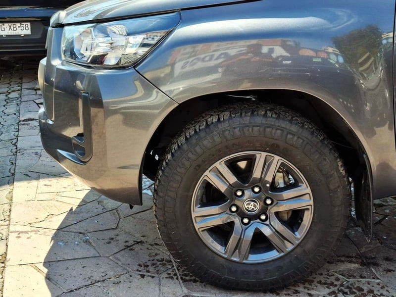 Toyota HILUX 2.4 SR 4X2 MT 2023 - Imagen 6 de 20