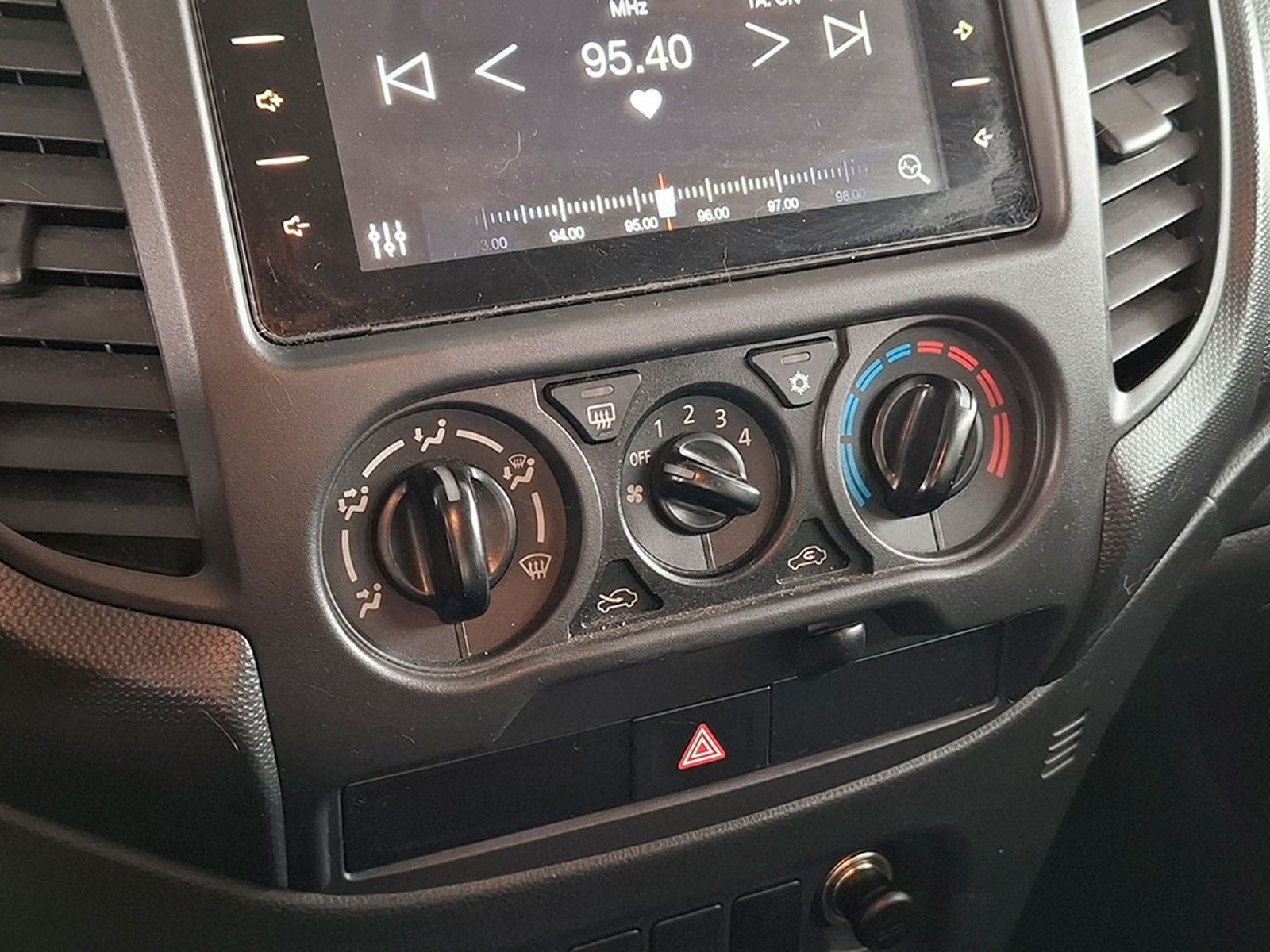 MITSUBISHI L200 2.4 TD DAKAR CRS HP MT 4X4 2023 - Imagen 14 de 20