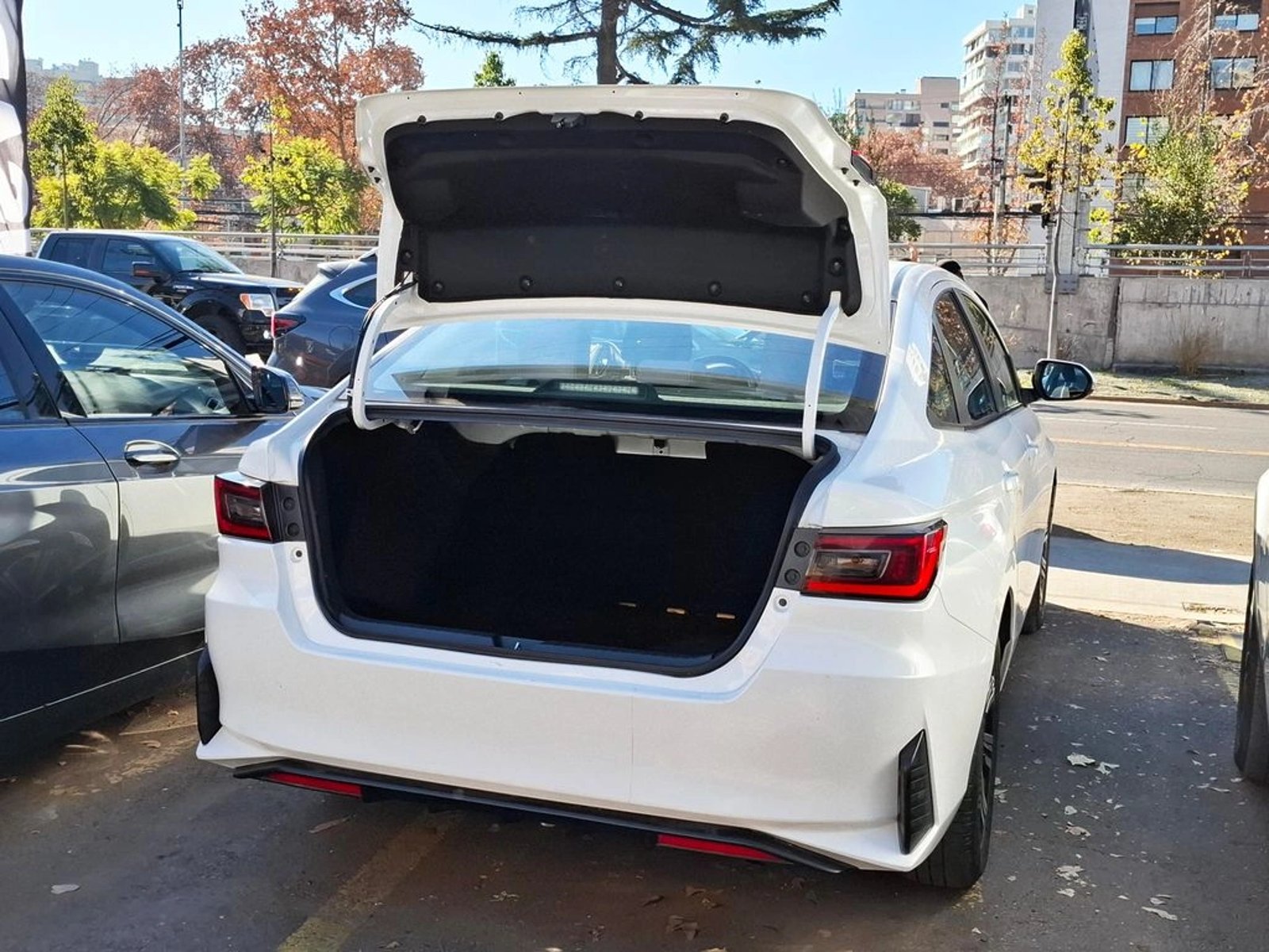 Toyota YARIS 1.5 SEDAN E MECÁNICO 2023 - Imagen 11 de 20