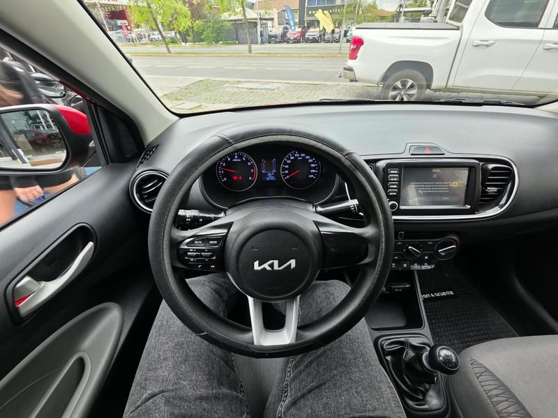 Kia SOLUTO 2024 - Imagen 9 de 10