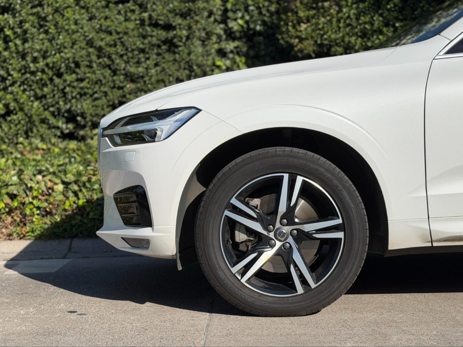 Volvo XC60 T6 R - DESIGN 4WD 2019 - Foto 4 de 8