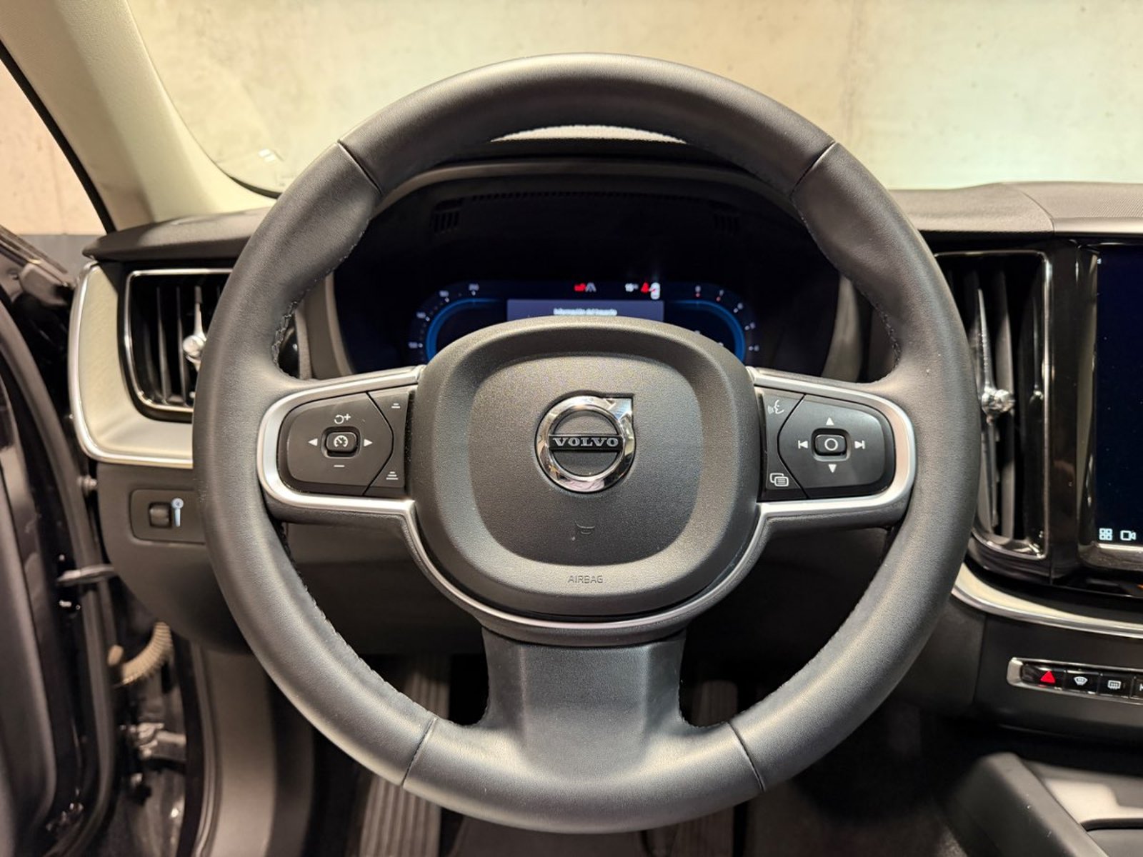 Volvo XC60 2.0 B5 MOMENTUM HYBRID 4X4 AT 5P 2022 - Imagen 15 de 17