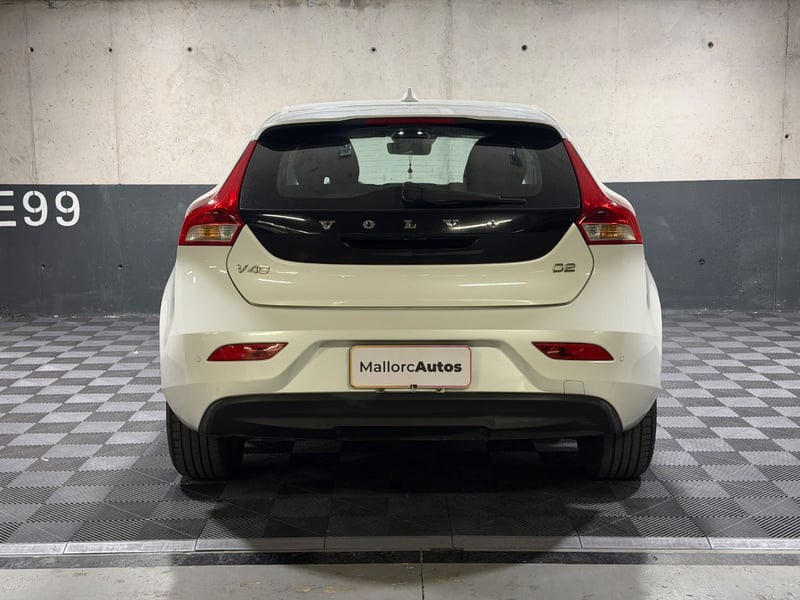 Volvo V40 2.0 D2 COMFORT R-DESIGN DIESEL 4X2 MT 5P 2018 - Imagen 5 de 19