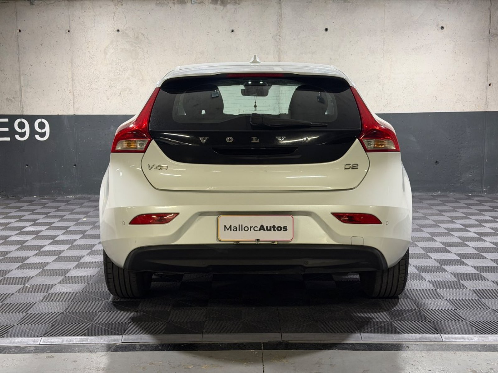 Volvo V40 2.0 D2 COMFORT R-DESIGN DIESEL 4X2 MT 5P 2018 - Imagen 5 de 19