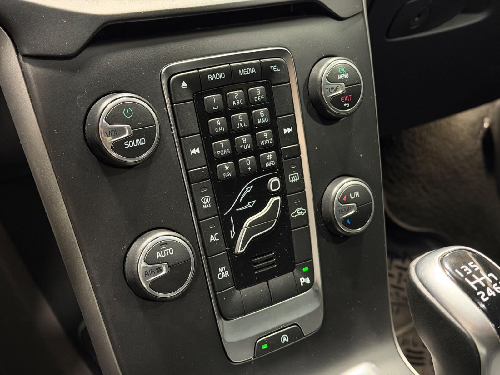 Volvo V40 2.0 D2 COMFORT R-DESIGN DIESEL 4X2 MT 5P 2018 - Imagen 18 de 19