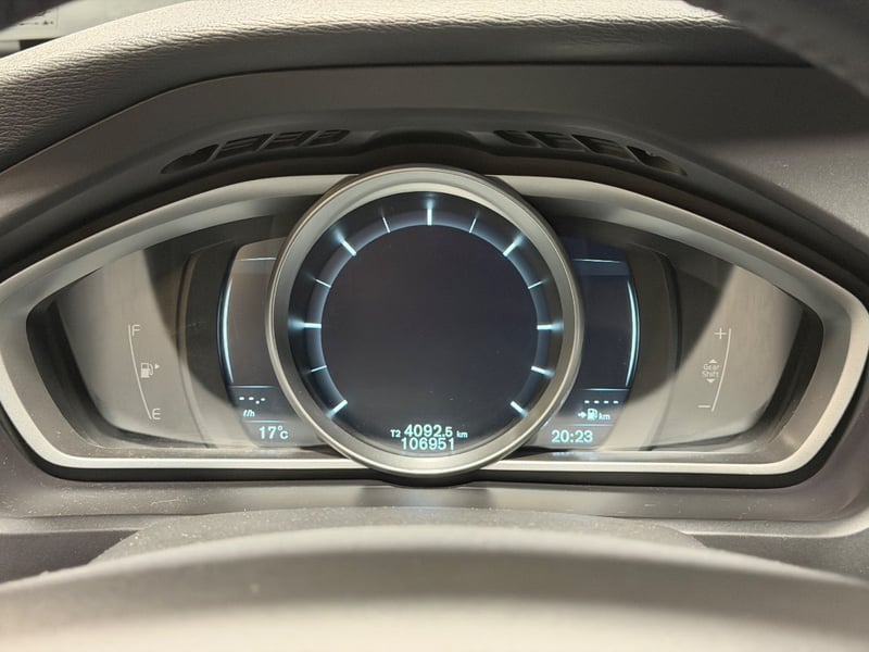 Volvo V40 2.0 D2 COMFORT R-DESIGN DIESEL 4X2 MT 5P 2018 - Imagen 16 de 19