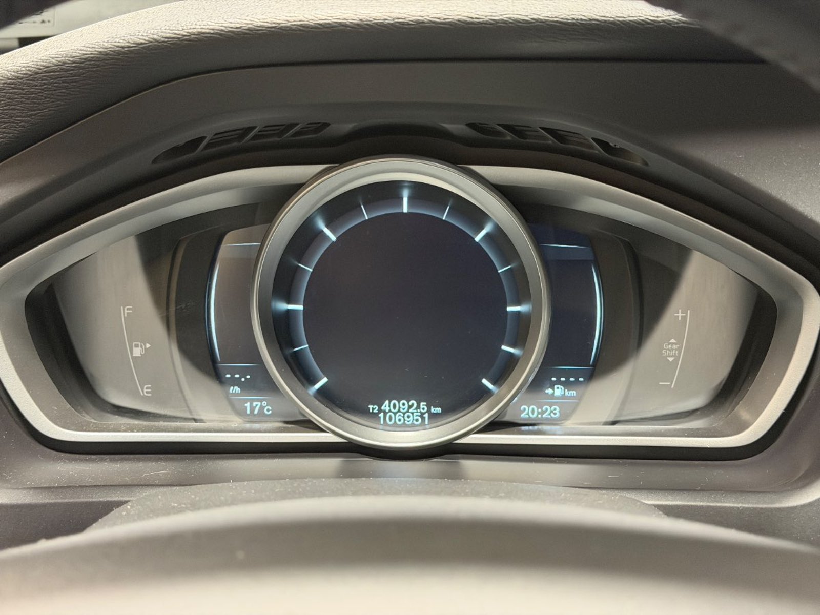 Volvo V40 2.0 D2 COMFORT R-DESIGN DIESEL 4X2 MT 5P 2018 - Imagen 16 de 19
