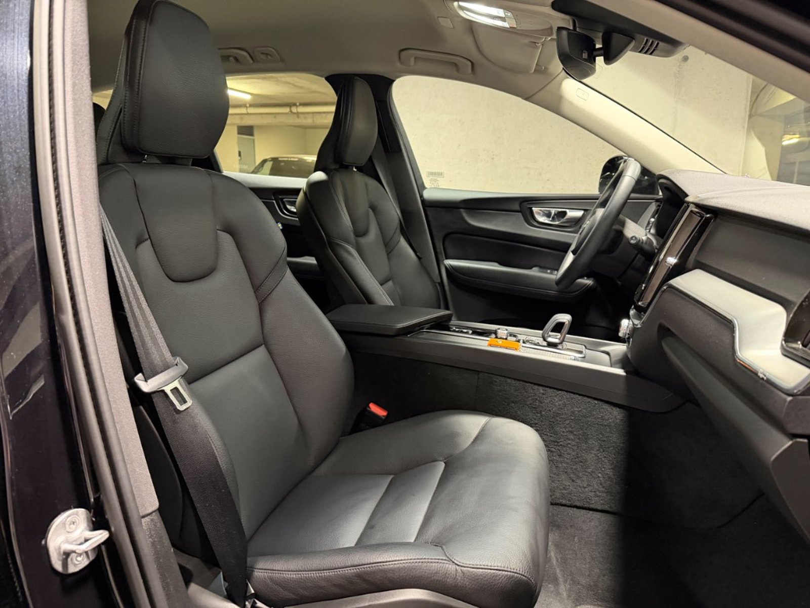 Volvo XC60 2.0 B5 MOMENTUM HYBRID 4X4 AT 5P 2022 - Imagen 9 de 17