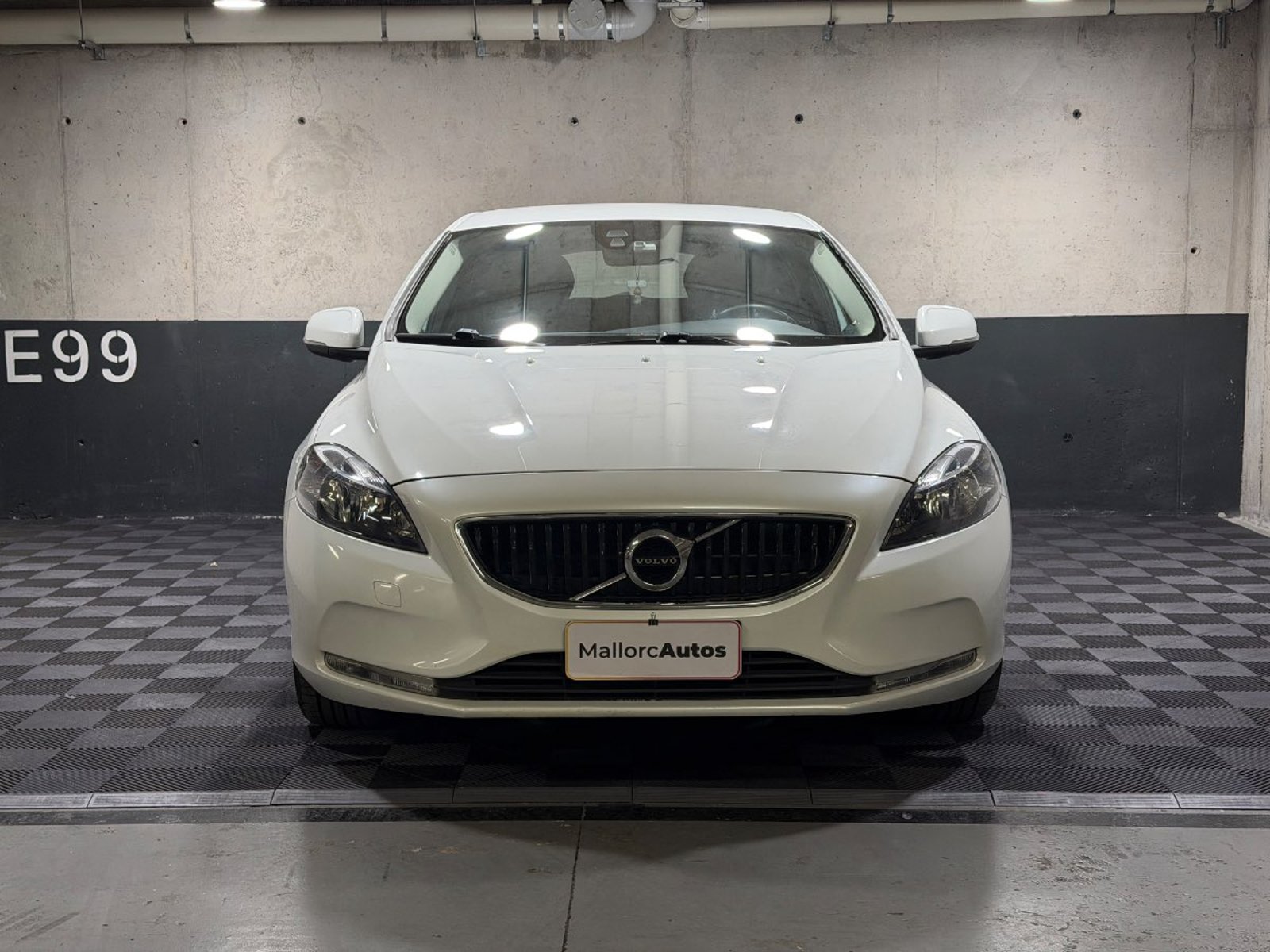 Volvo V40 2.0 D2 COMFORT R-DESIGN DIESEL 4X2 MT 5P 2018 - Foto 2 de 19
