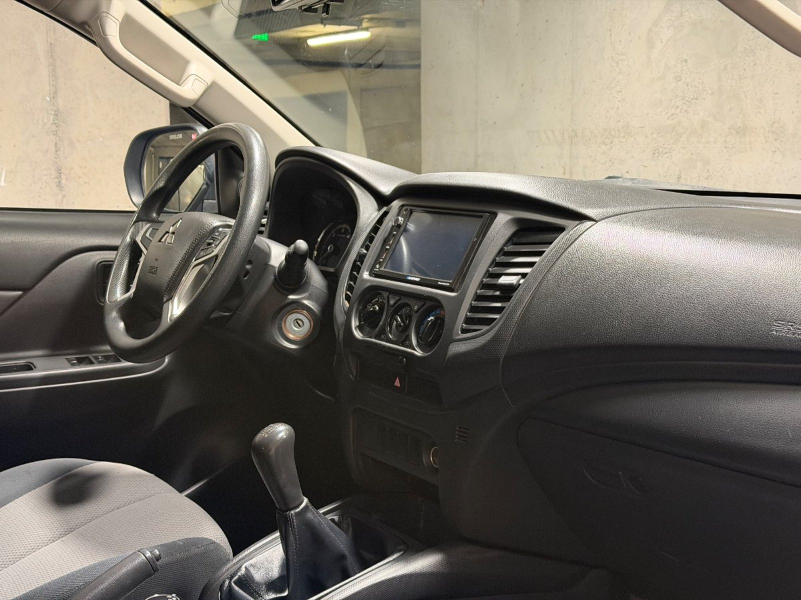 MITSUBISHI L200 2.4 KATANA CRM DIESEL DOB. CAB. 4X4 MT 4P 2023 - Imagen 12 de 18