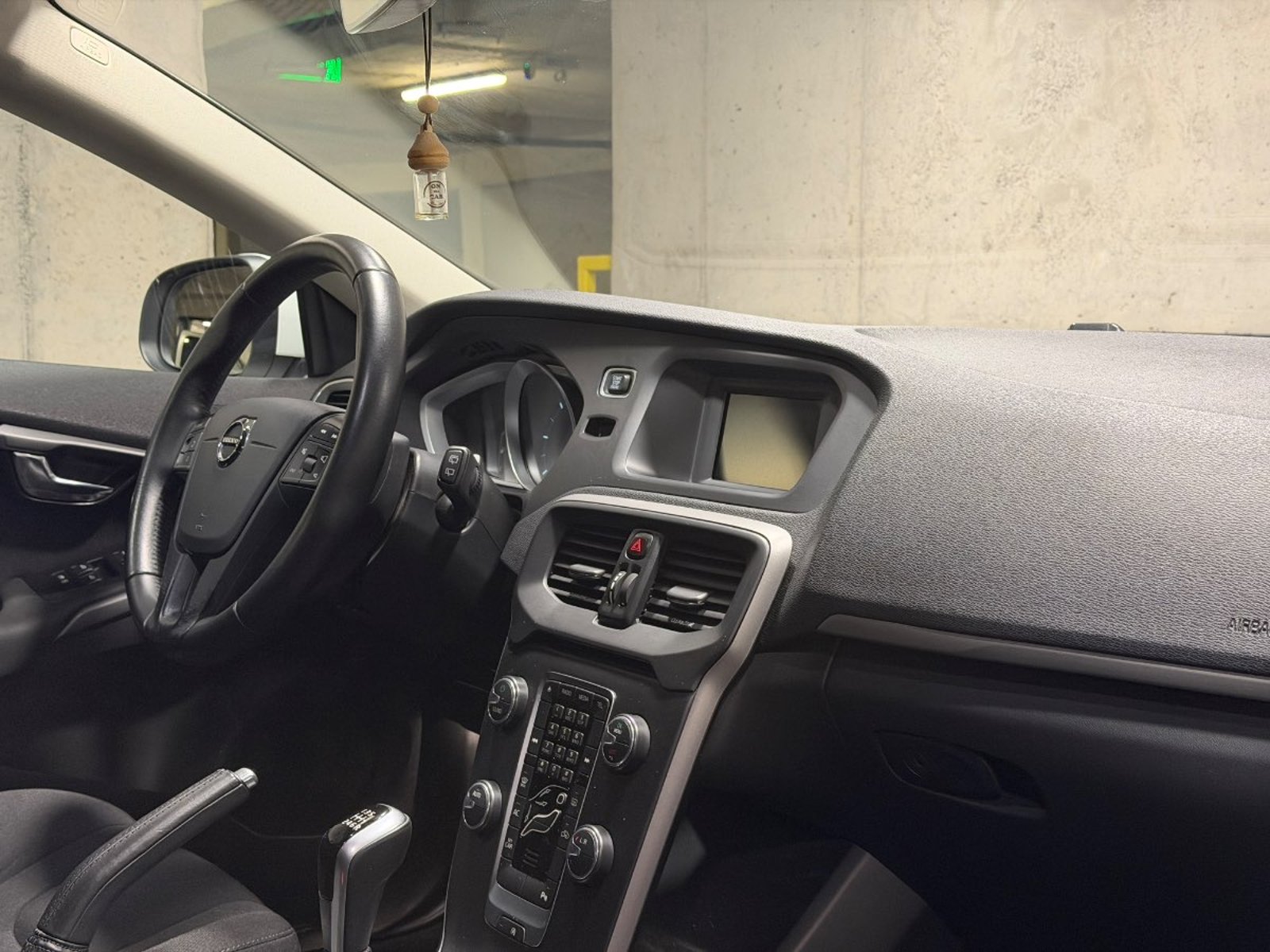 Volvo V40 2.0 D2 COMFORT R-DESIGN DIESEL 4X2 MT 5P 2018 - Imagen 12 de 19