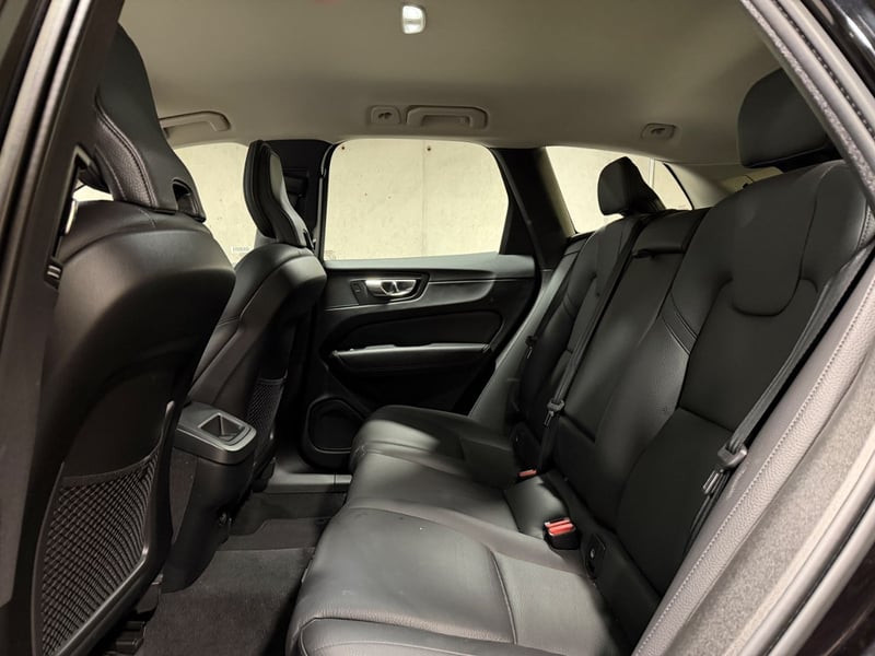 Volvo XC60 2.0 B5 MOMENTUM HYBRID 4X4 AT 5P 2022 - Imagen 11 de 17