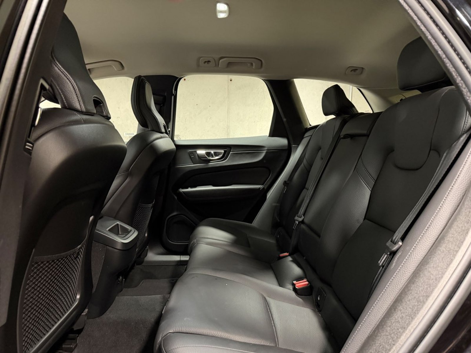 Volvo XC60 2.0 B5 MOMENTUM HYBRID 4X4 AT 5P 2022 - Imagen 11 de 17