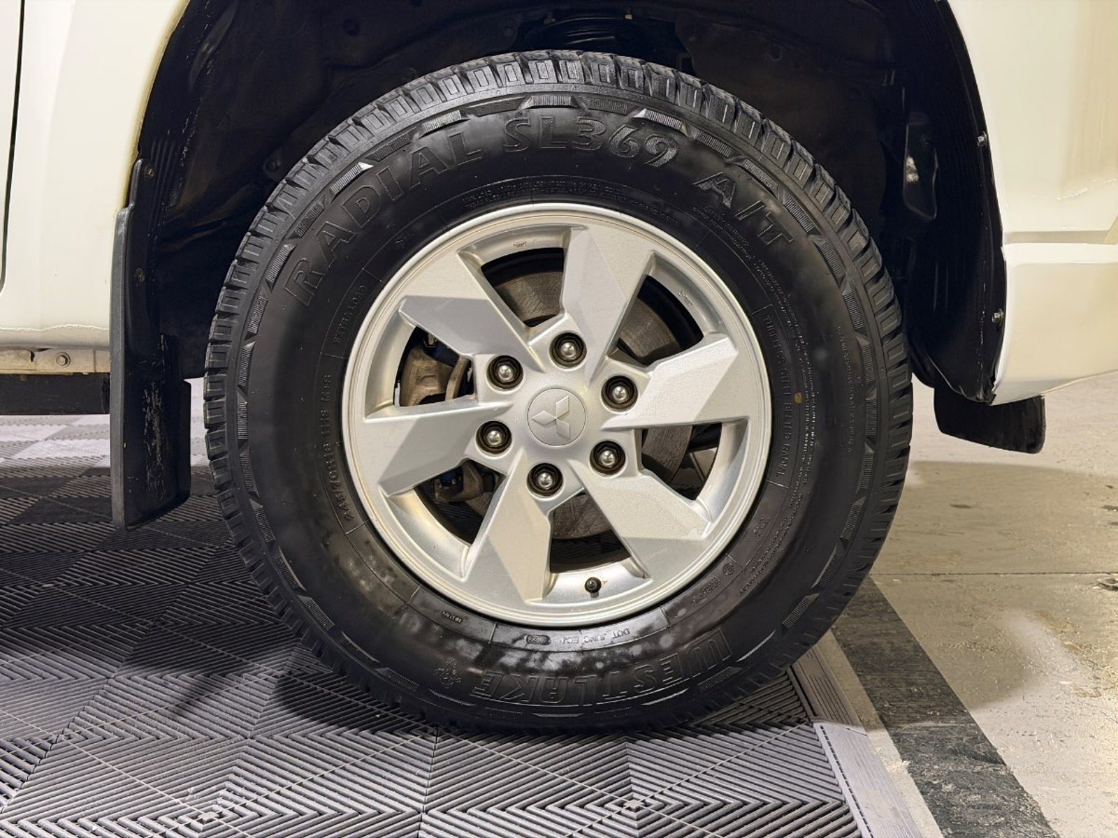 MITSUBISHI L200 2.4 KATANA CRM DIESEL DOB. CAB. 4X4 MT 4P 2023 - Imagen 8 de 18