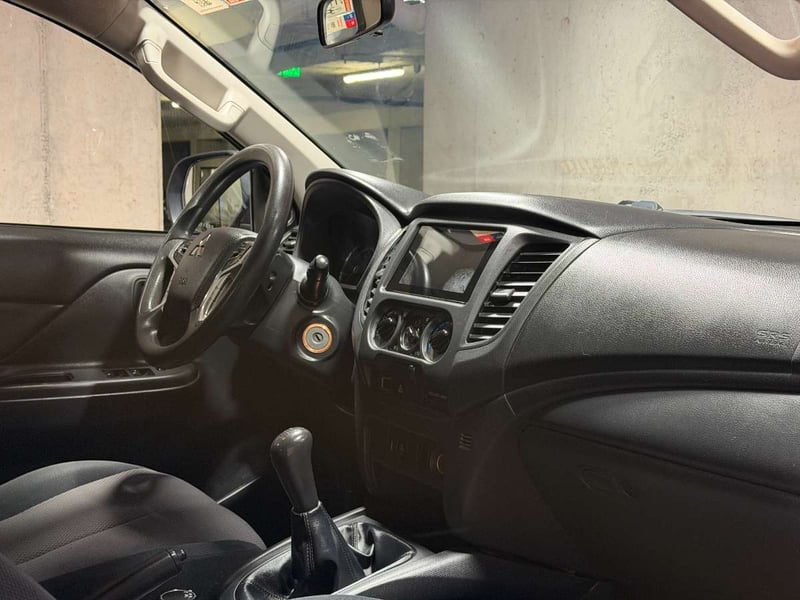 Mitsubishi L200 2.2 KATANA CRT DIESEL DOB. CAB. 4X4 MT 4P 2024 - Imagen 12 de 17