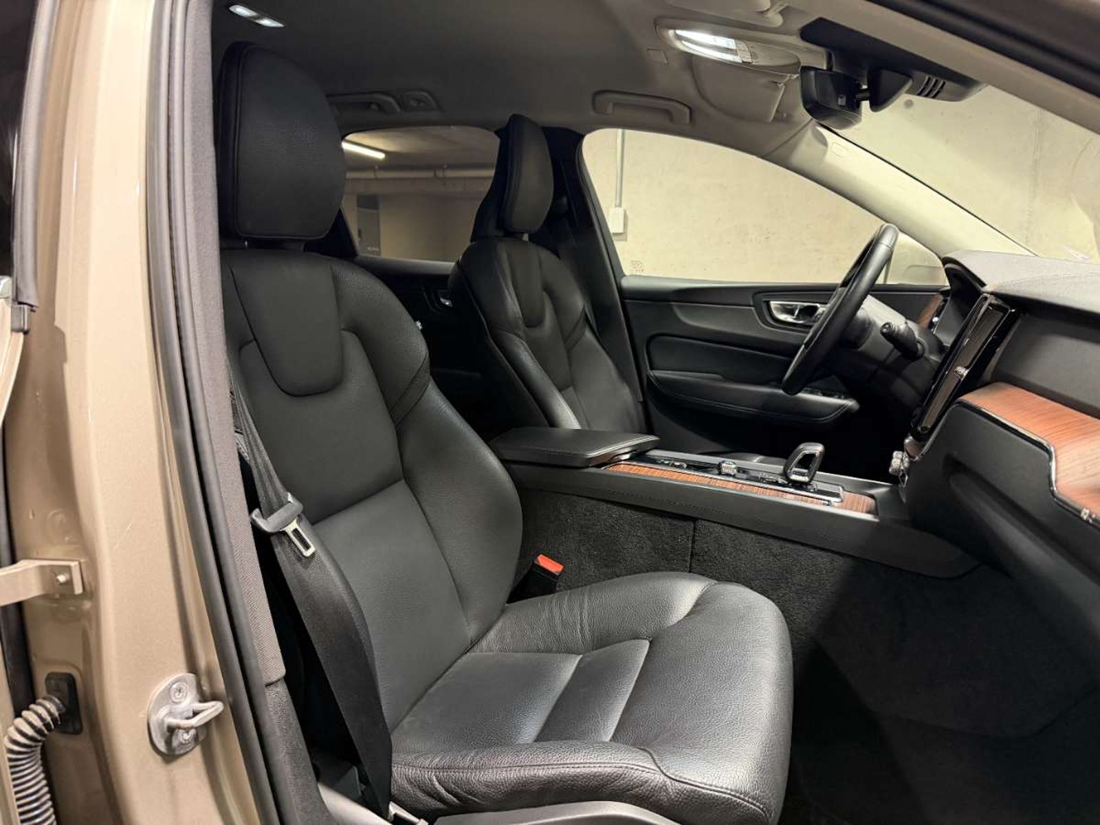 Volvo XC60 2.0 B5 PLUS HYBRID AWD AT 5P 2023 - Imagen 9 de 18