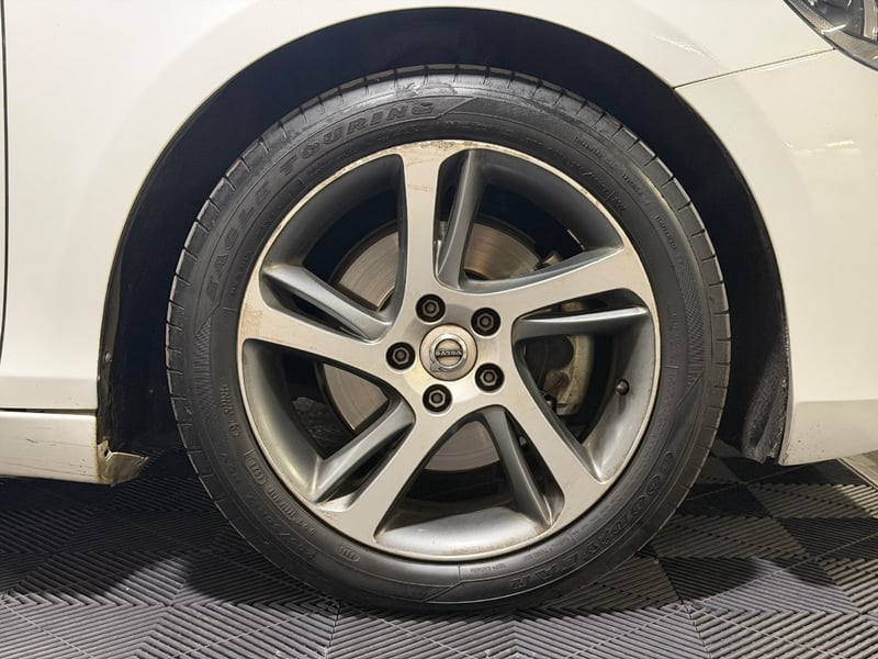 Volvo V40 2.0 D2 COMFORT R-DESIGN DIESEL 4X2 MT 5P 2018 - Imagen 8 de 19