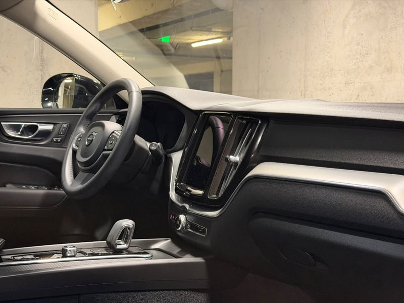 Volvo XC60 2.0 B5 MOMENTUM HYBRID 4X4 AT 5P 2022 - Imagen 12 de 17