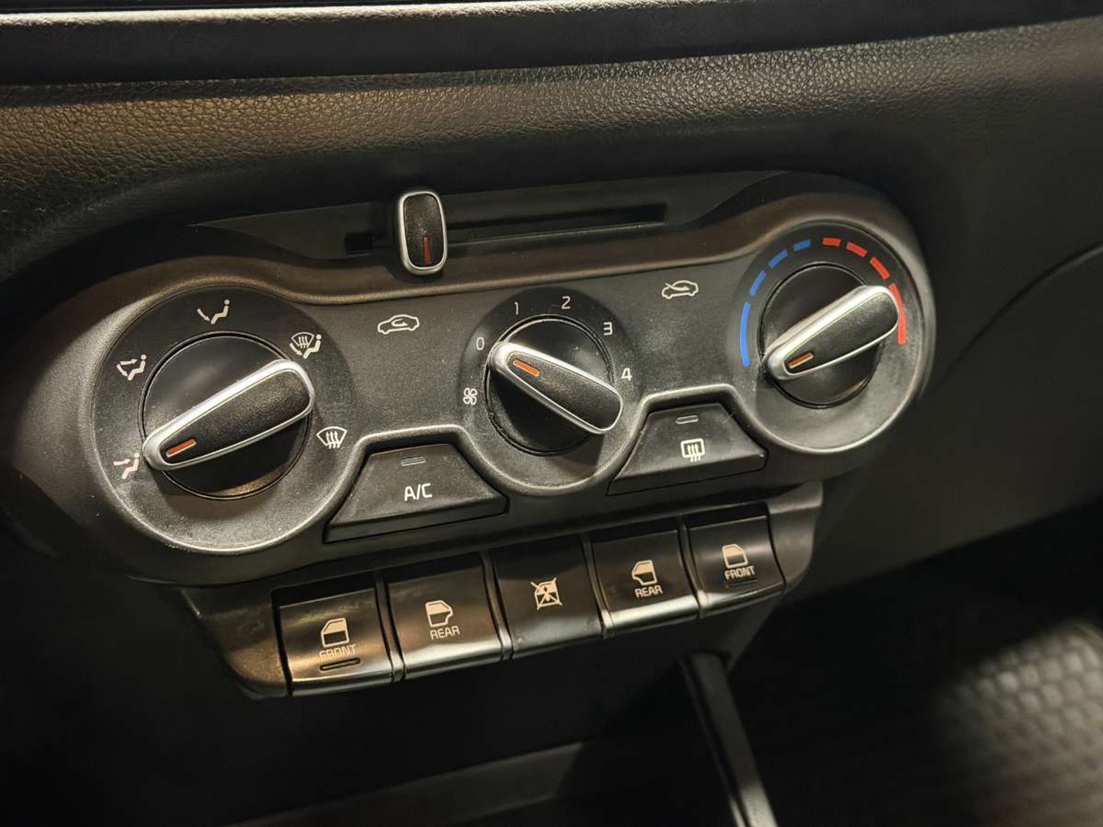 Kia SOLUTO 2024 - Imagen 17 de 18