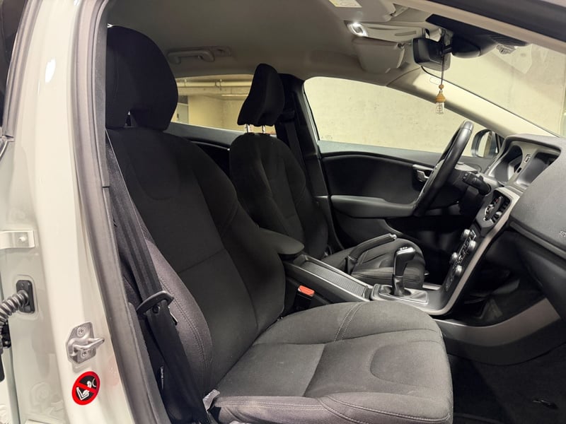 Volvo V40 2.0 D2 COMFORT R-DESIGN DIESEL 4X2 MT 5P 2018 - Imagen 9 de 19